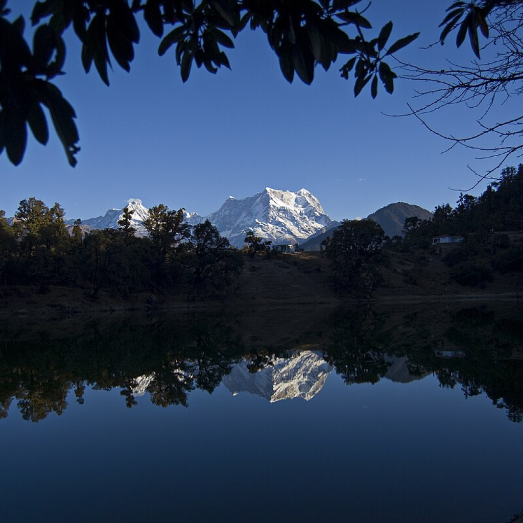 Explore Deoria Tal with this complete travel guide—learn how to reach, best time to visit, trek tips, camping info, and nearby attractions.